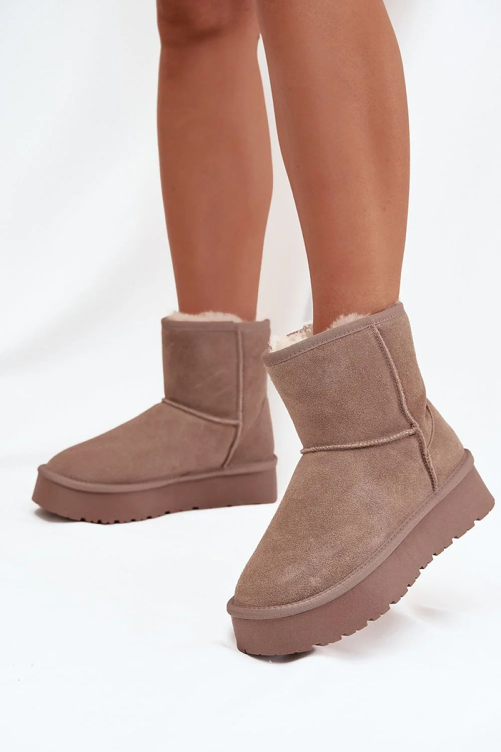 bottines femme suède taupe cheville bout rond doublée fourrure synthétique chaude plateforme caoutchouc crantée antidérapante slipon confortable isolante