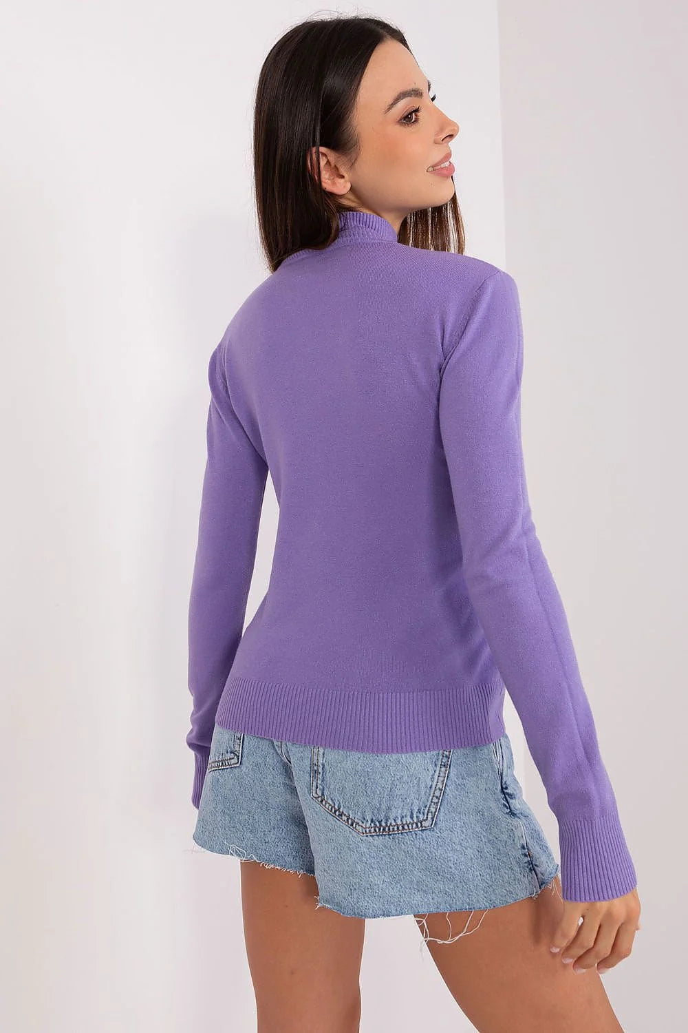 Pull à col roulé et jupe en denim : ensemble mode femme, style chic, couleur lilas et bleu clair, matière douce, coupe ajustée, occasion quotidienne et travail
