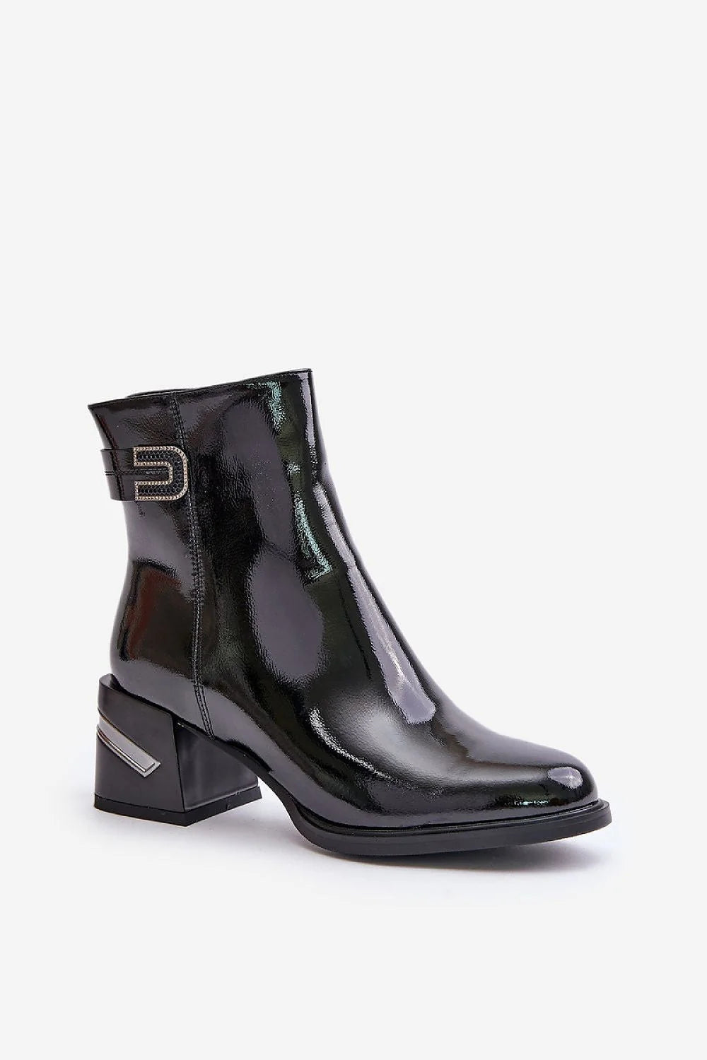 bottines cheville cuir vegan verni noir brillant coupe épurée talon carré bloc métallique boucle ornée strass semelle confortable coutures soignées