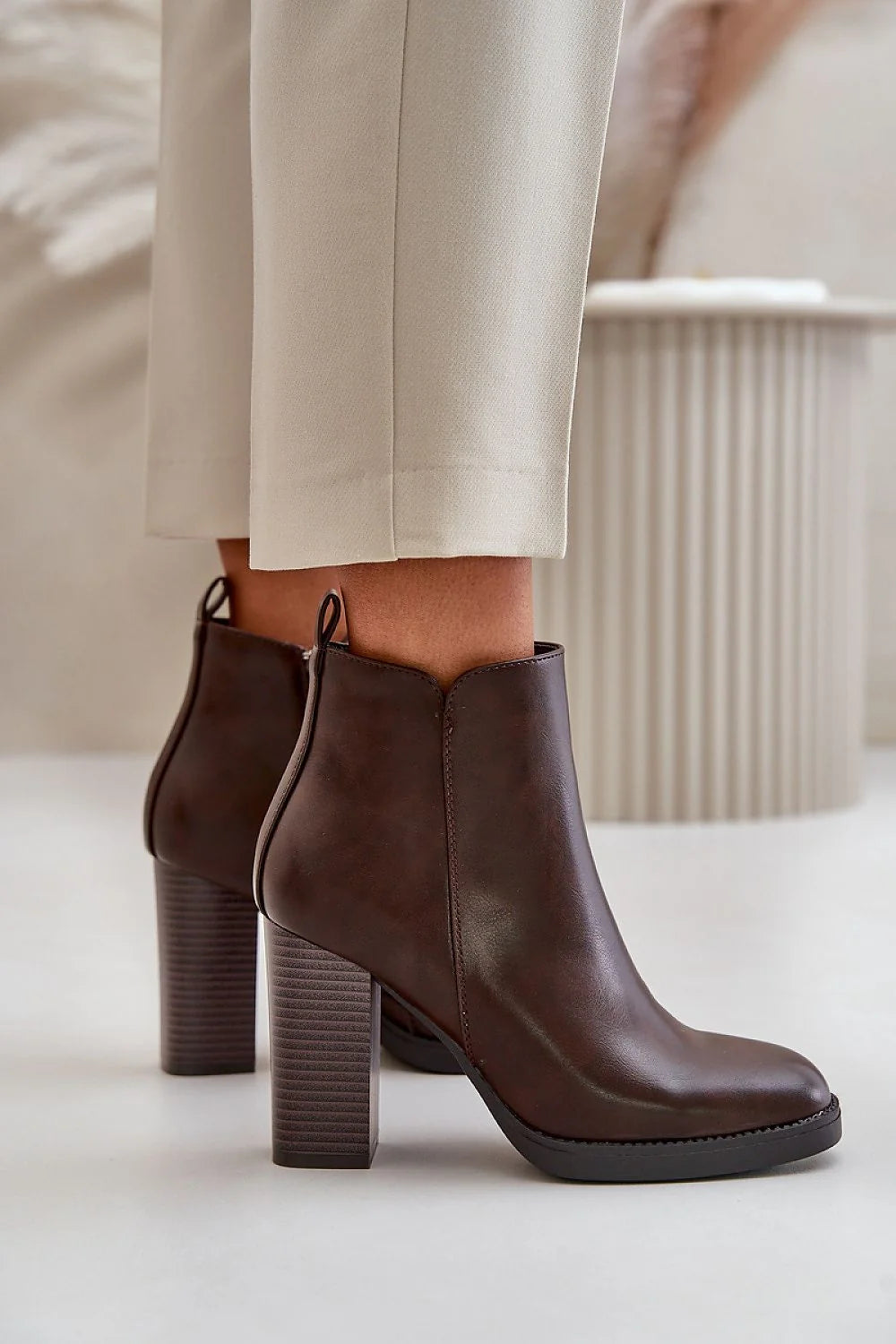 Bottes femmes cuir marron talon bloc élégance intemporelle style moderne cheville ajustée doublure chaude occasion多种多様