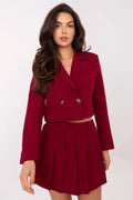 blazer croisé court bordeaux double boutonnage col tailleur manches longues épaulettes structuré jupe mini plissée taille haute élastique dos confort