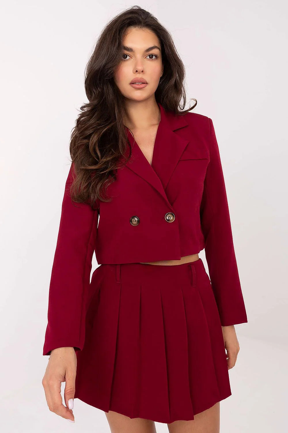 blazer croisé court bordeaux double boutonnage col tailleur manches longues épaulettes structuré jupe mini plissée taille haute élastique dos confort