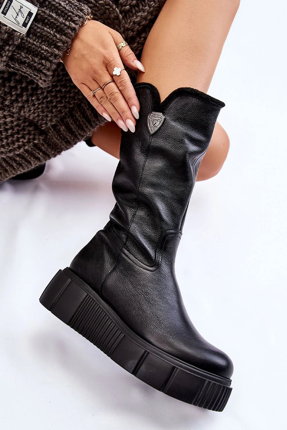 bottes femme mihautes cuir noir plateforme compensée doublure laine semelle caoutchouc crantée fermeture éclair design urbain chunky élégant confortable polyvalent