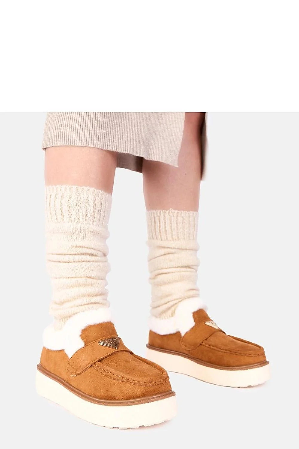 mocassins femme cuir suédé cognac doublure fausse fourrure crème plateforme crantée semelle blanche caoutchouc bride rabat plaque métallique triangulaire cosy