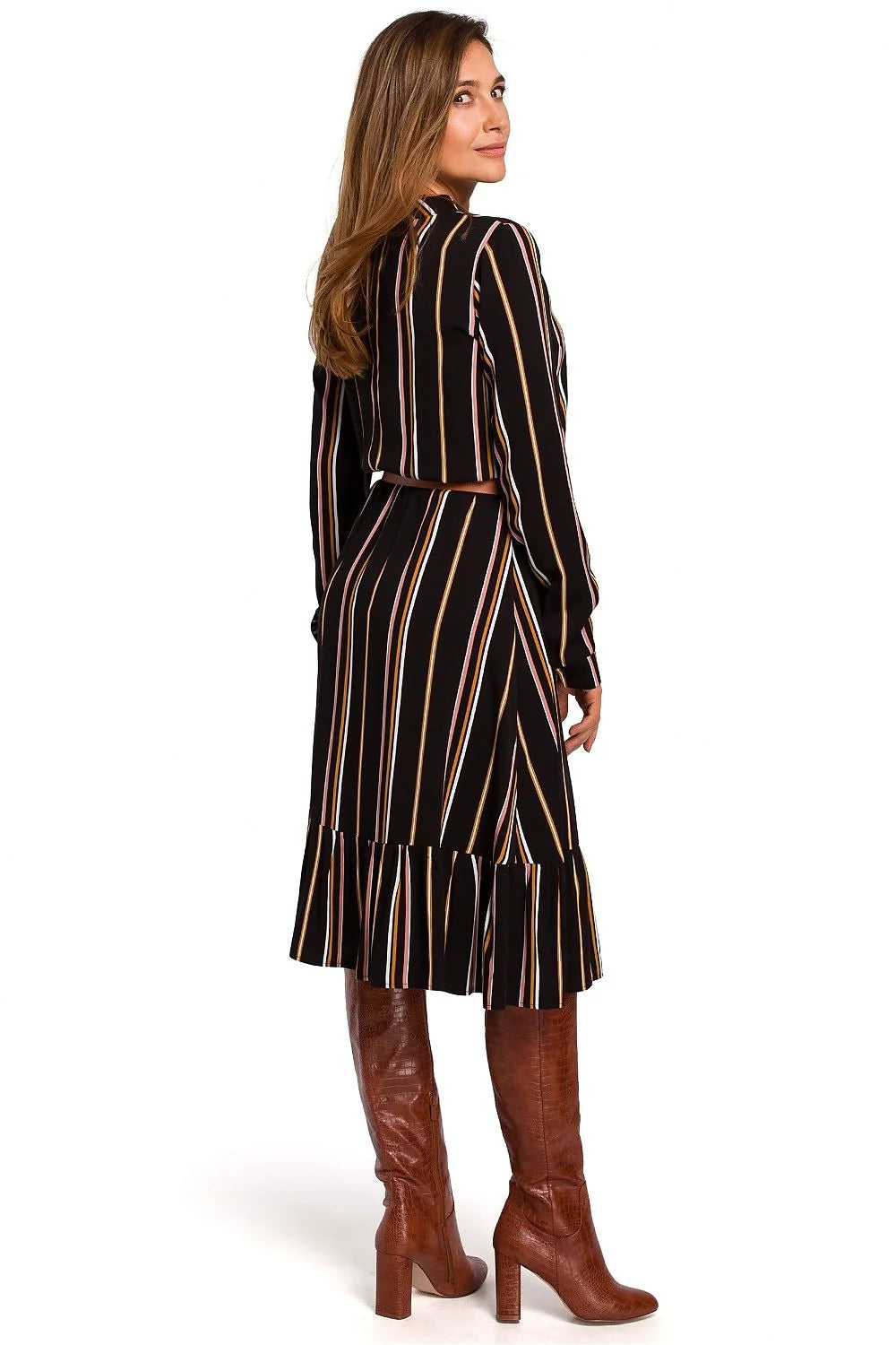 robe midi manches longues col montant ceinturée rayures multicolores fond noir fluide jupe volantée ceinture marron boucle ronde silhouette élancée