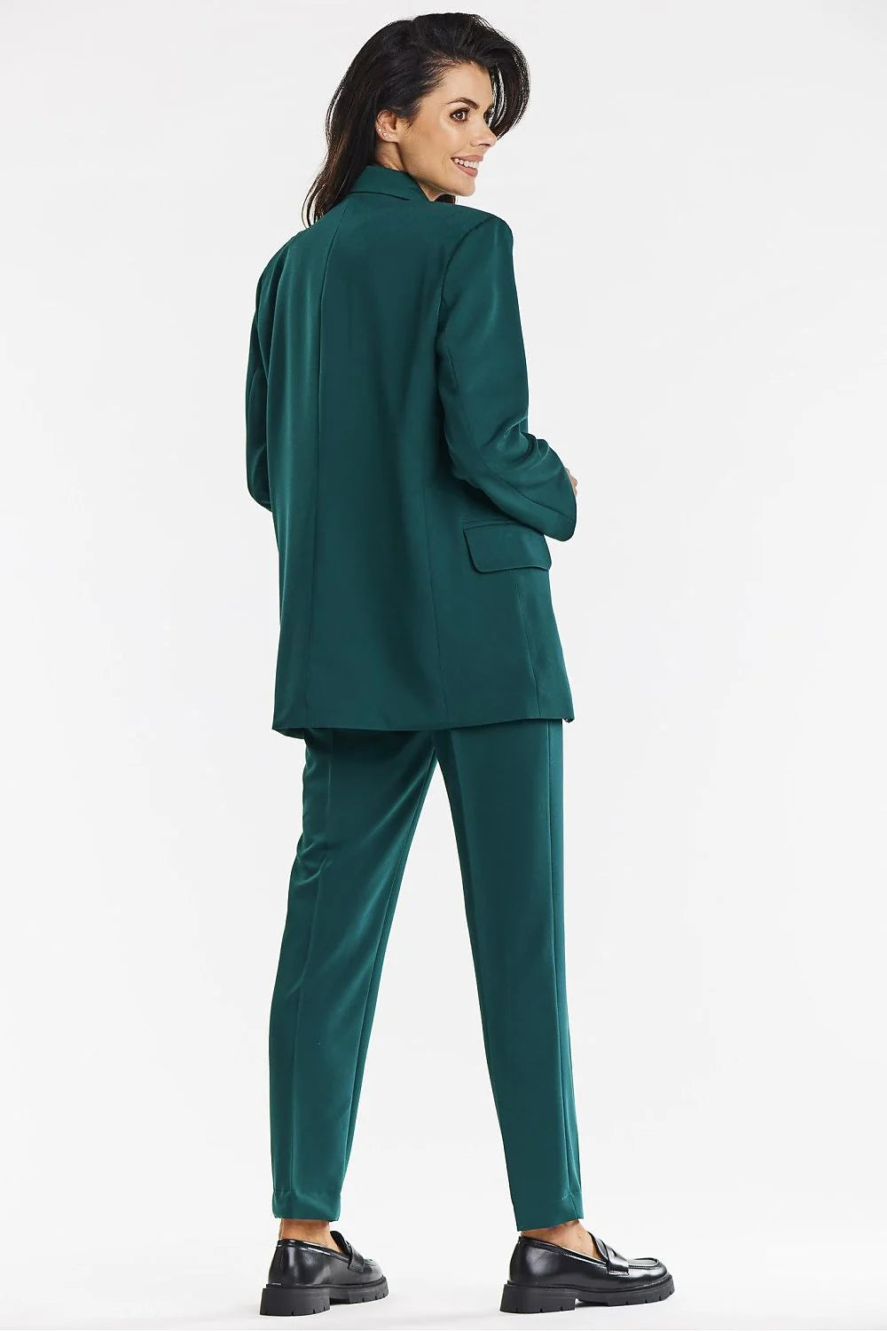 Blazer femme Oversize Vert émeraude Coupe droite Revers crans Manches longues Épaules structurées Polyester Mode moderne Veste classe Confort Finitions élégantes Vêtement élégance Porté ouvert