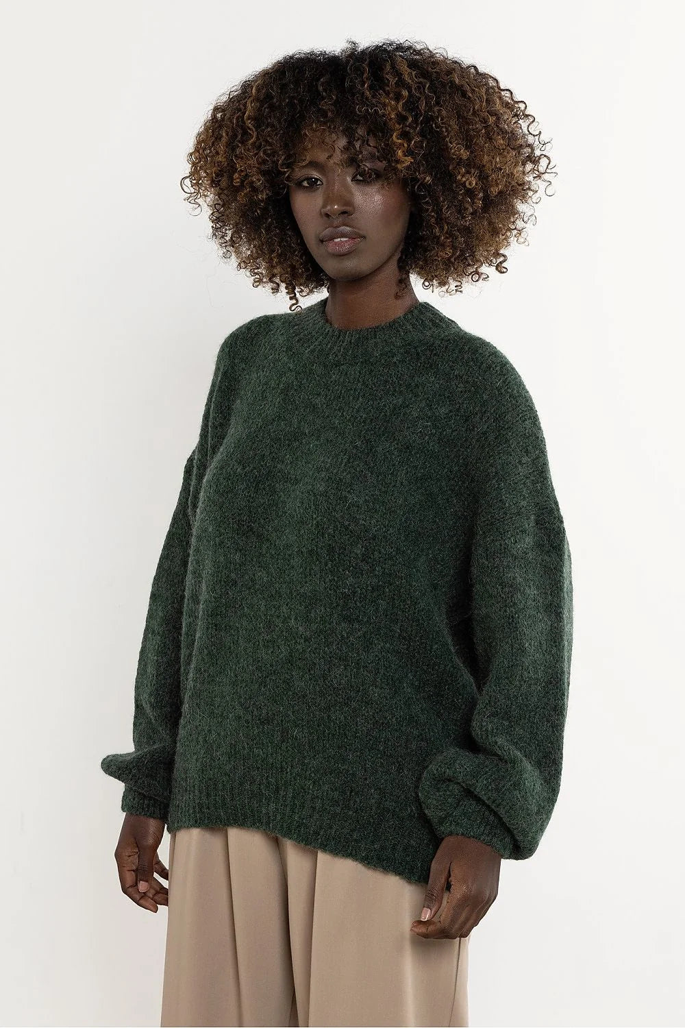 pull femme oversize maille épaisse duveteuse vert forêt chiné col rond bordcôtes manches bouffantes épaules tombantes coupe ample cachemire laine