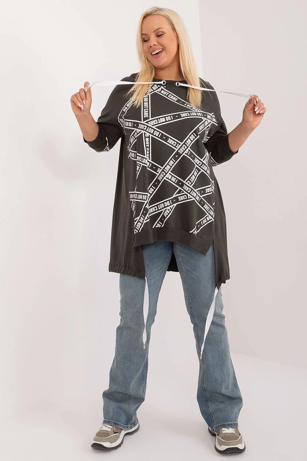 Sweatshirt femme loose fit capuche coton polyester motif géométrique bandes blanches I DO NOT CARE manches 3/4 finitions côtelées occasion décontractée style audacieux