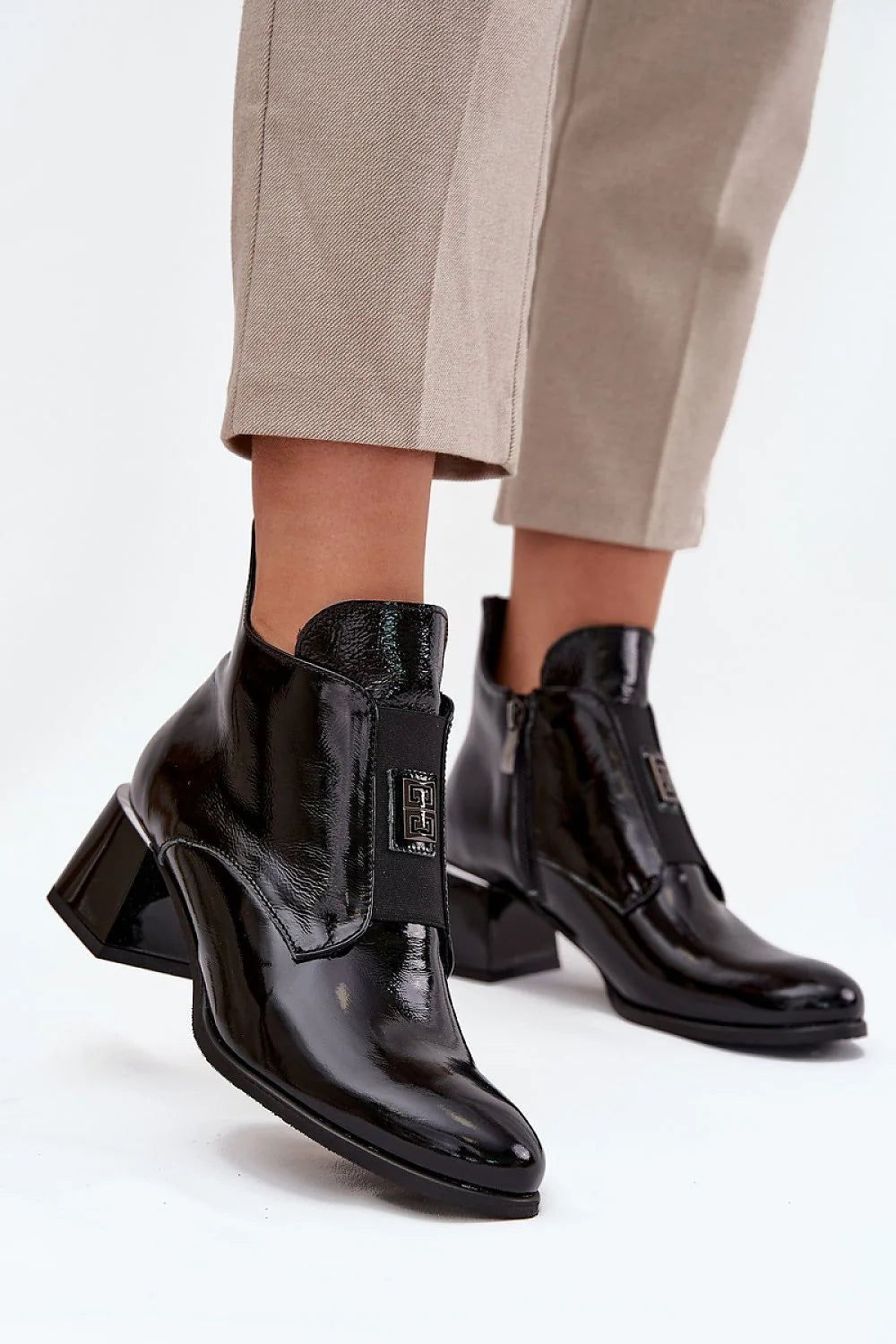bottines cuir verni noir cheville bout pointu talon bloc sculpté finition brillante empiècements élastiques zip latéral doublure chaude confortable femme