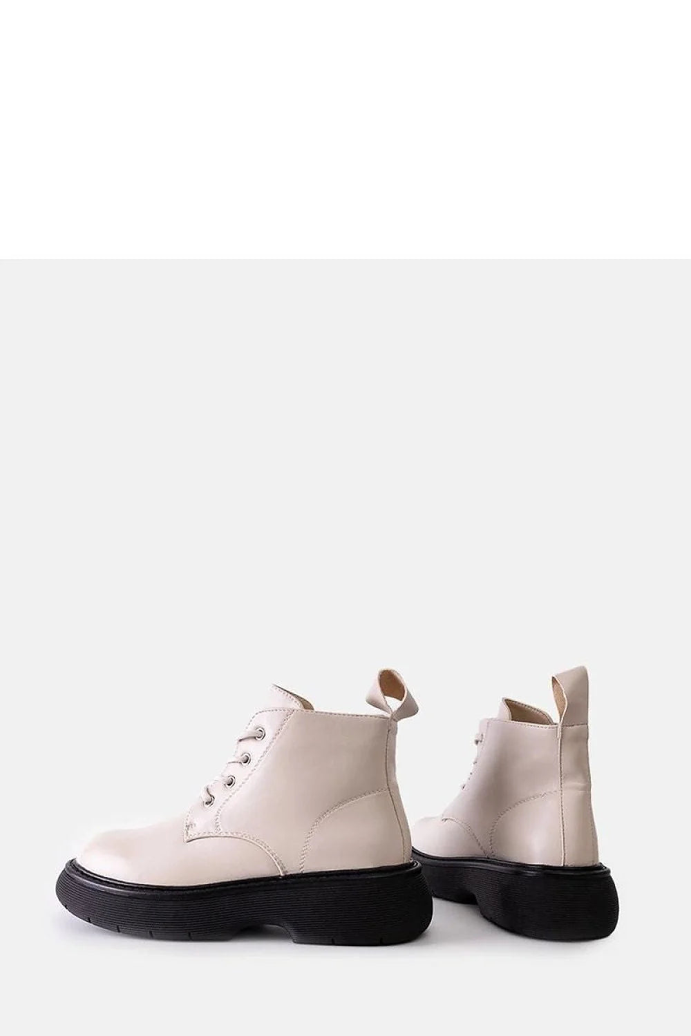 bottines montantes similicuir beige clair semelle épaisse noire crantée talon plat confortable urbain moderne minimaliste lacets œillets métalliques