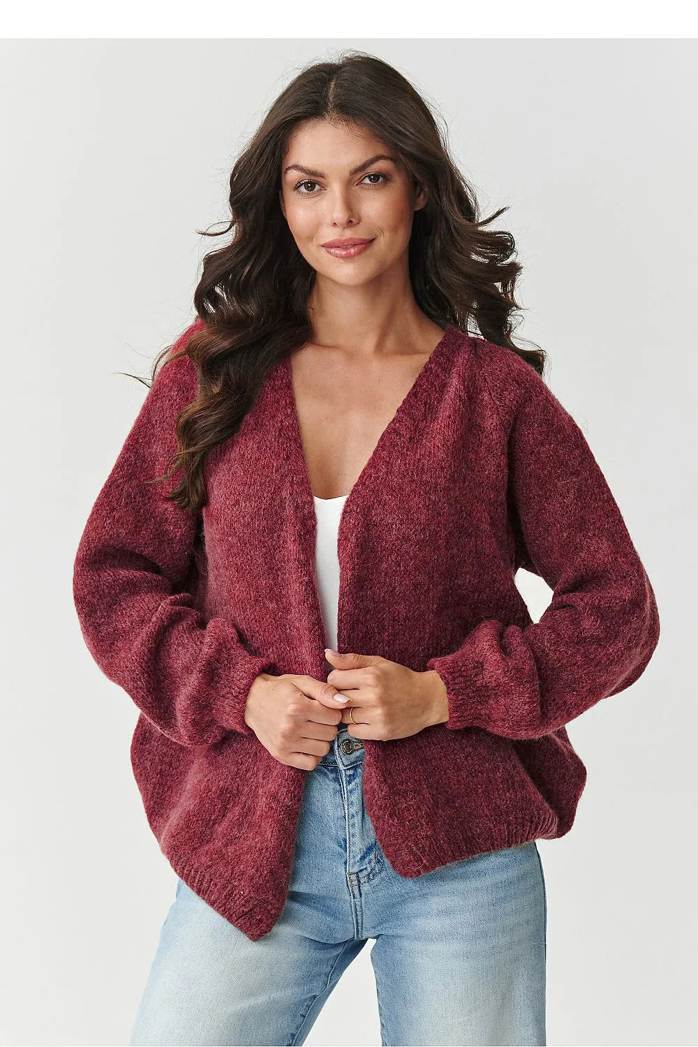 cardigan court femme oversize maille moelleuse bouclée duveteuse bordeaux violine col V manches ballon longues poignets côtelés hanches longueur mohair