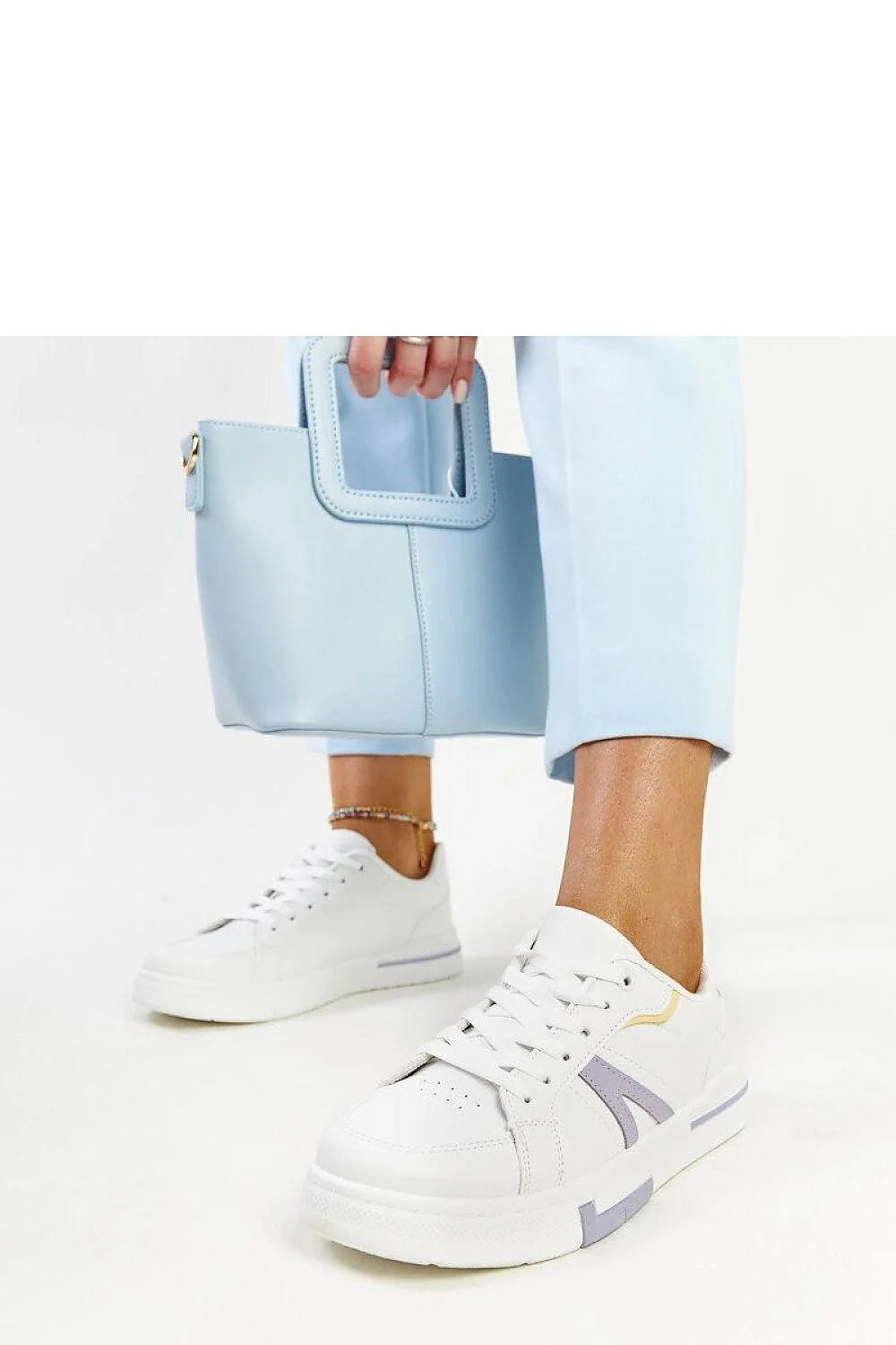 baskets femmes mode design moderne minimaliste blanc cassé lavande ligne latérale perforations cuir synthétique semelle épaisse plateforme confortable lacets antidérapante