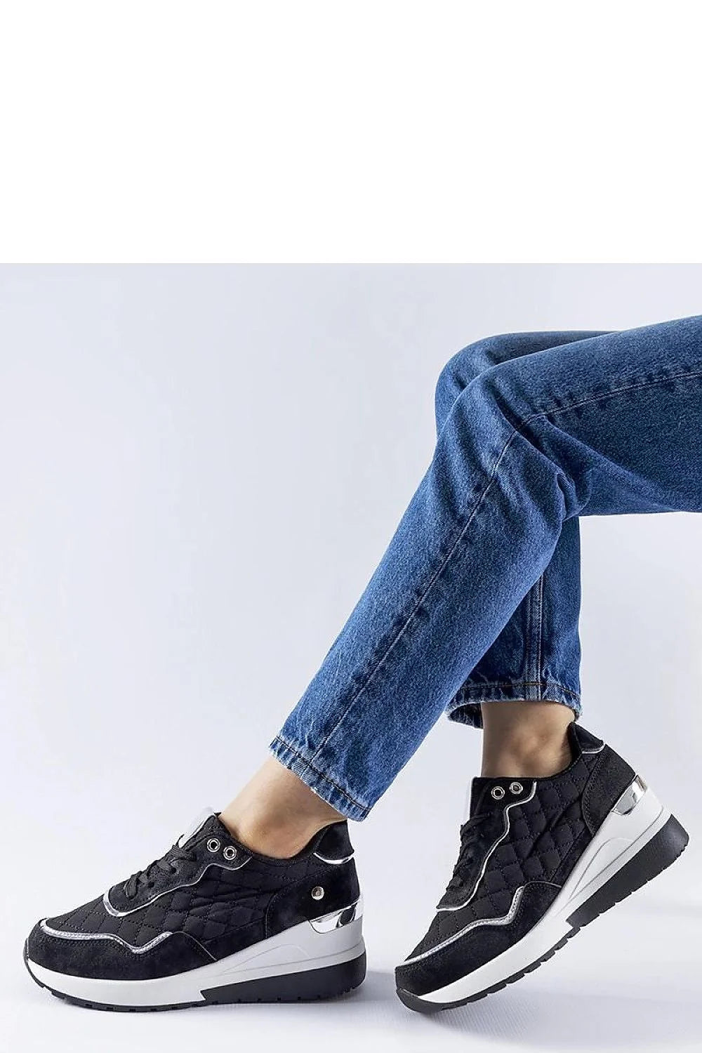 Baskets mode femmes design moderne élégant matelassé noir tige basse lacets métalliques semelle contrastée occasion quotidienne soirées urban style