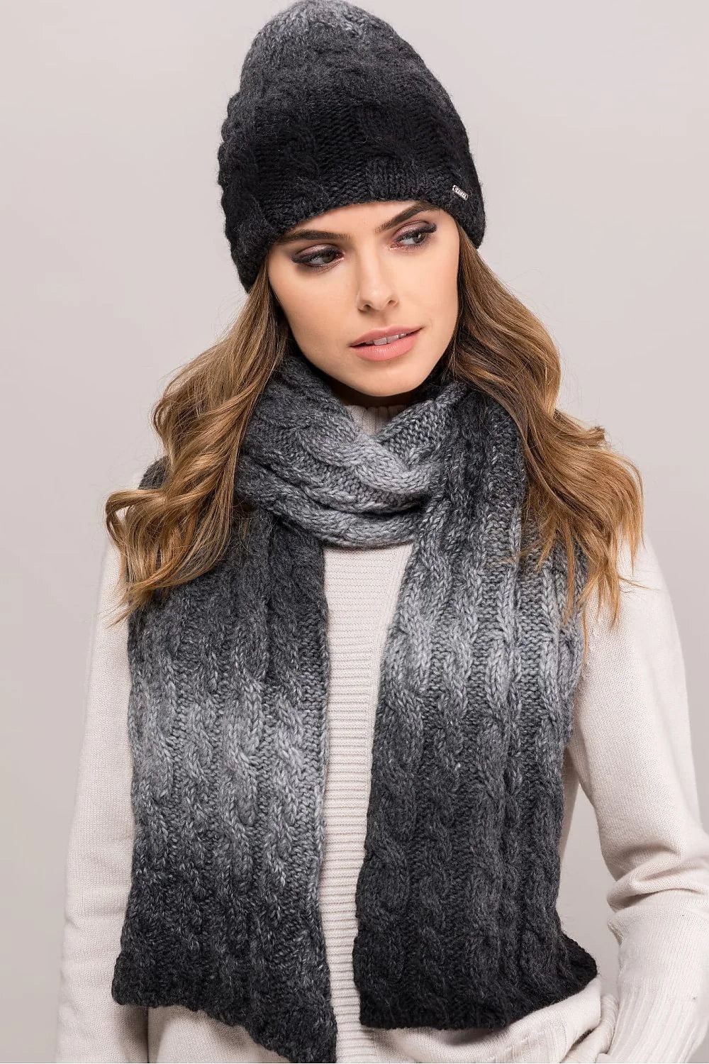 bonnet écharpe femme hiver ombré gris anthracite clair grosse maille torsadée décontracté ample chaud moelleux laine brossée doublé isolant