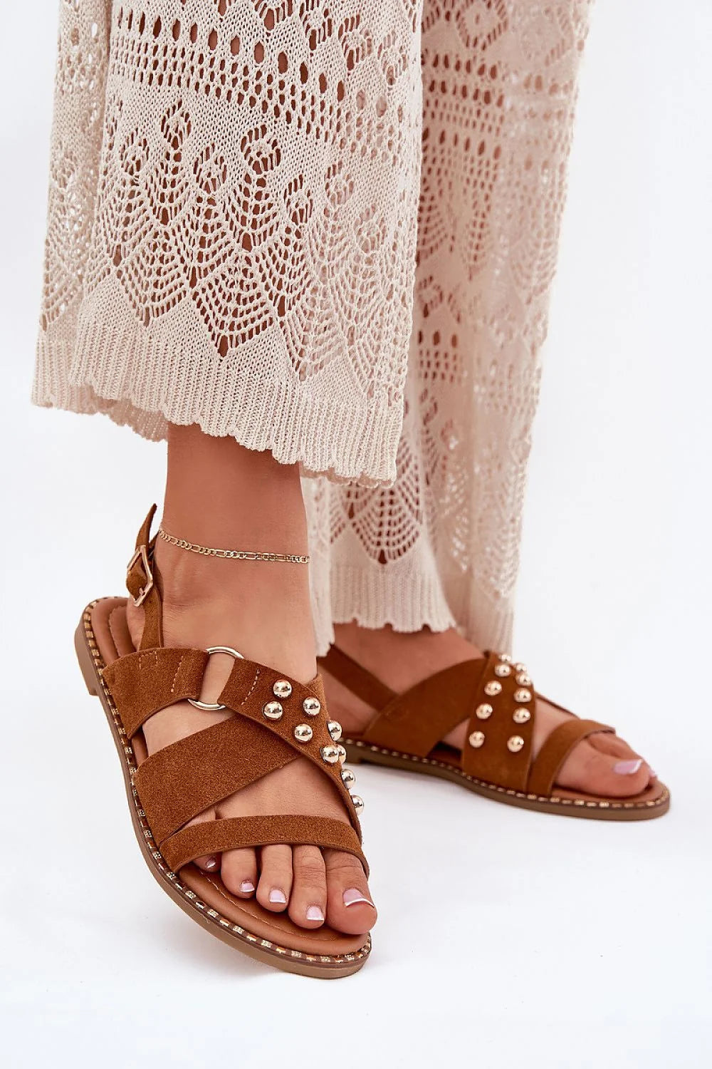 Sandales femmes design brides croisées clous dorés daim écologique confortable occasion estivale mode boho-chic talon plat ajustable
