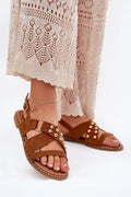 Sandales femmes design brides croisées clous dorés daim écologique confortable occasion estivale mode boho-chic talon plat ajustable