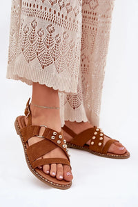 Sandales femmes design brides croisées clous dorés daim écologique confortable occasion estivale mode boho-chic talon plat ajustable