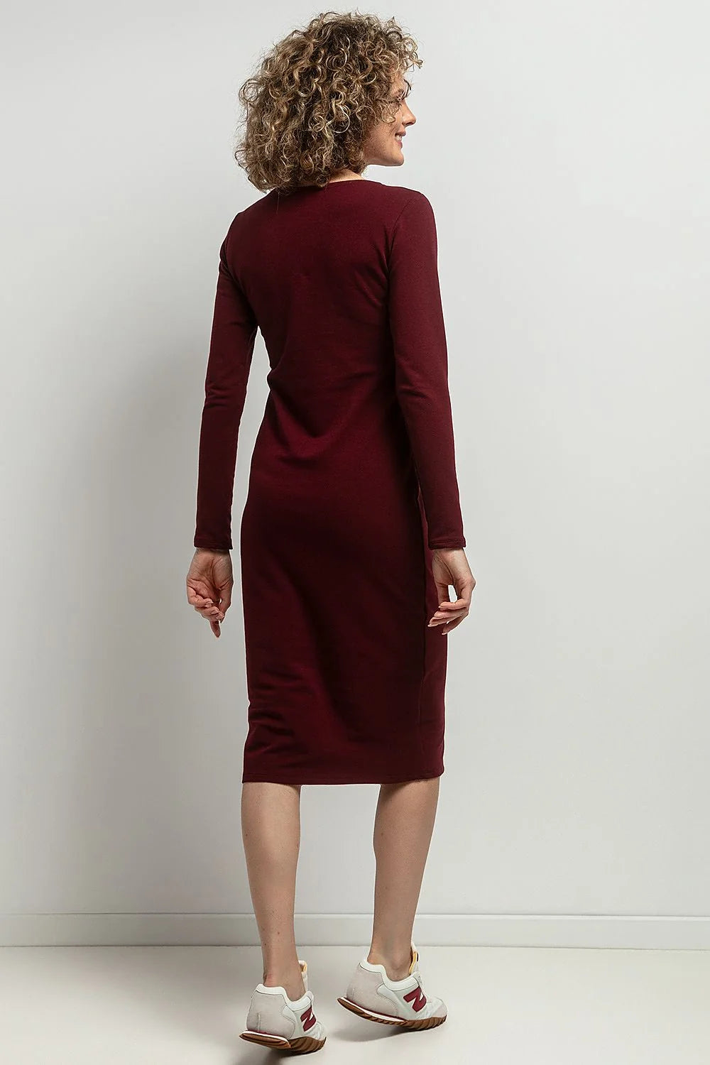 Robe midi ajustée manches longues encolure bateau maille douce extensible coton polyester certifiée oeko tex bordeaux minimaliste décontractée chic