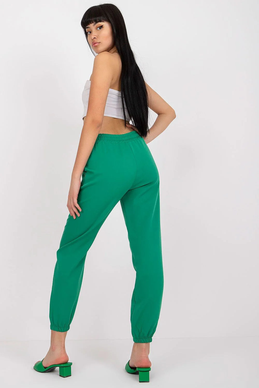 Pantalon femme haute taille tissu élastique poches latérales obliques elasthanne polyester.crop top rayures horizontales imprimé texte noir.escarpins fuchsia assortis