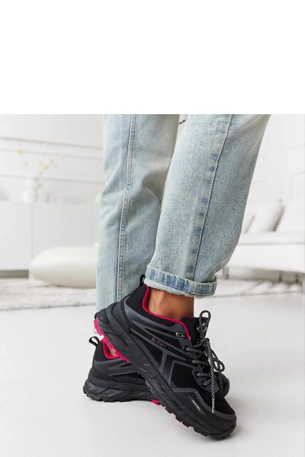 Sneakers femme modernes sportives noires avec accents gris et rose vif, confortable, semelle caoutchouc, respirante, tendance, occasion quotidienne, activité physique, style urbain