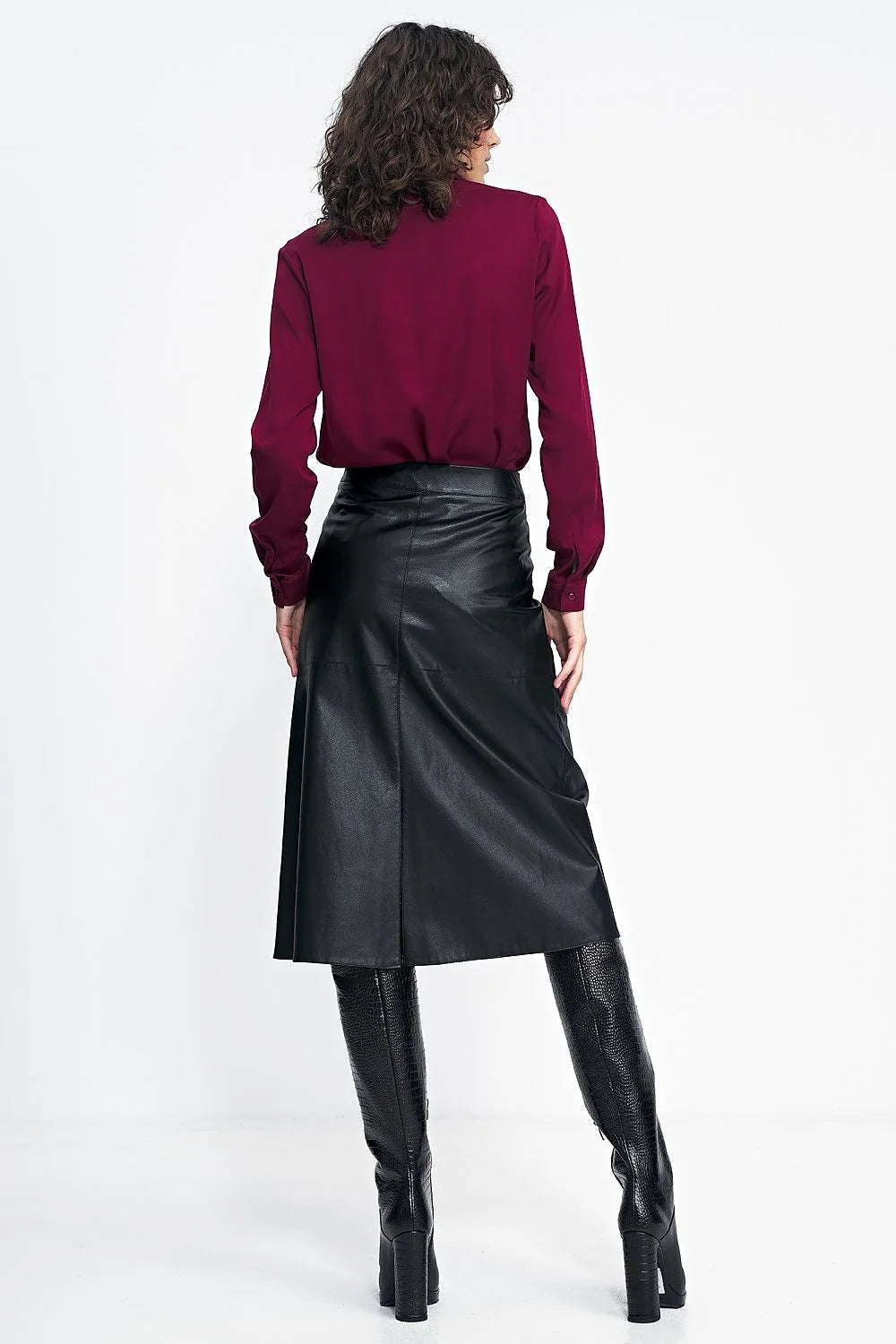 Chemise longue manches classique couleur bordeaux profond pour femme, style élégant, matériau doux, taille ajustée, vêtement intemporel
