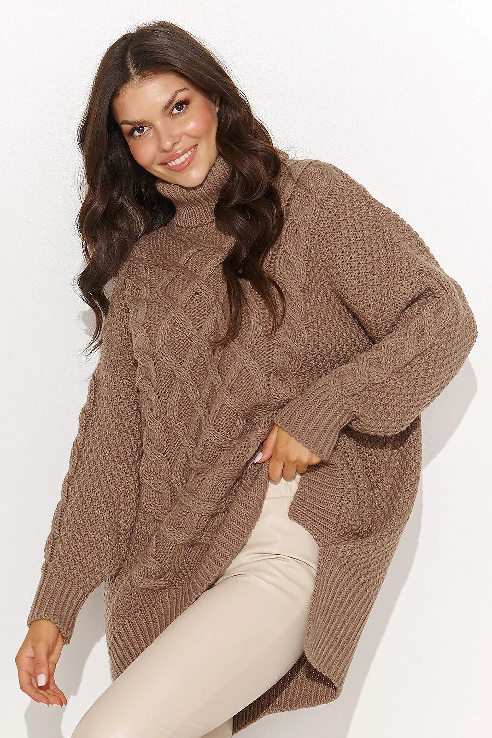Pull féminin oversize col roulé motifs torsades laine acrylique taupe manches longues coupe asymétrique fente latérale