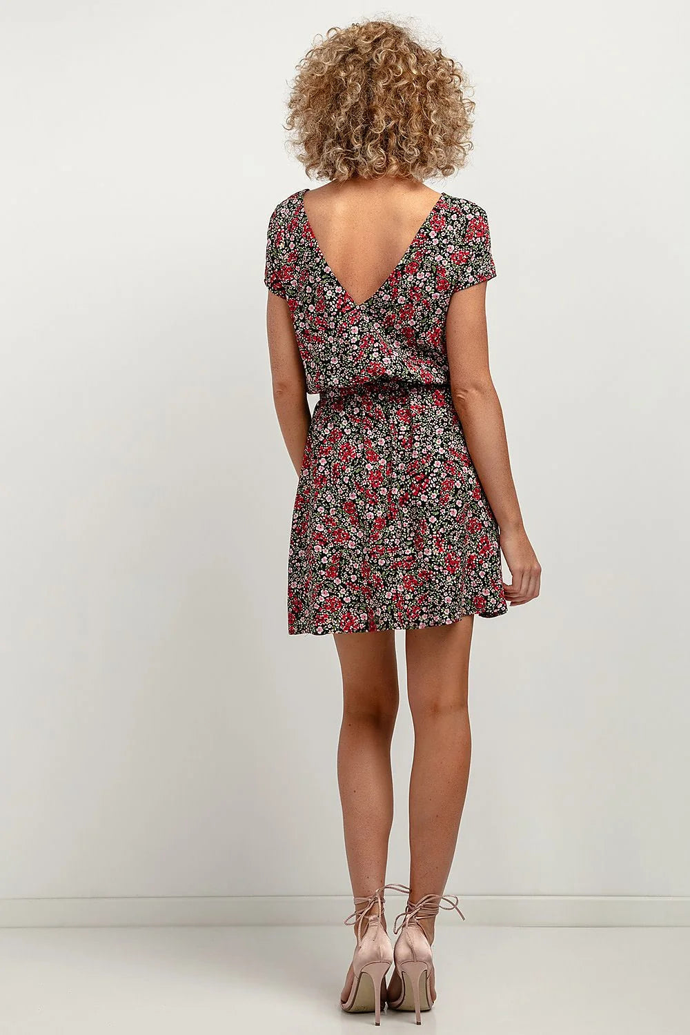 Robe de jour Tessita féminine style élégant motifs floraux couleurs vibrantes taille ajustable en viscose 100 % pour femme