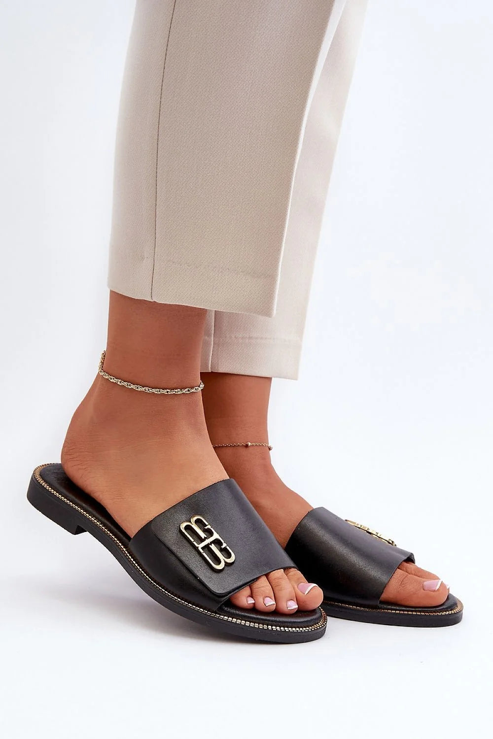 Sandales plates élégantes pour femme en cuir naturel doré, style minimaliste, semelle confortable, talon plat, look estival, occasion多种