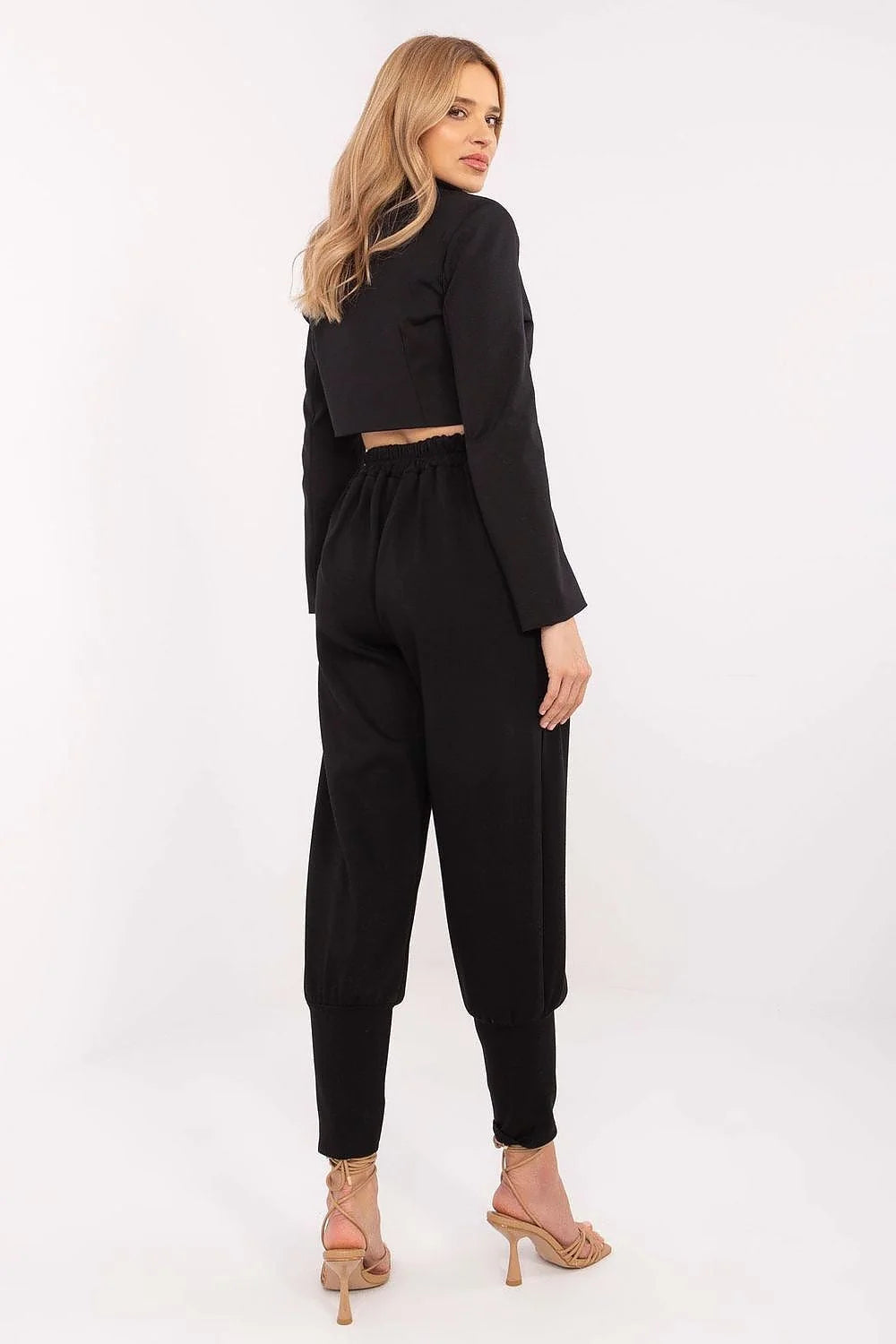 Ensemble vêtements mode femme moderne décontracté veste courte pantalon ample noir beige talons sandales