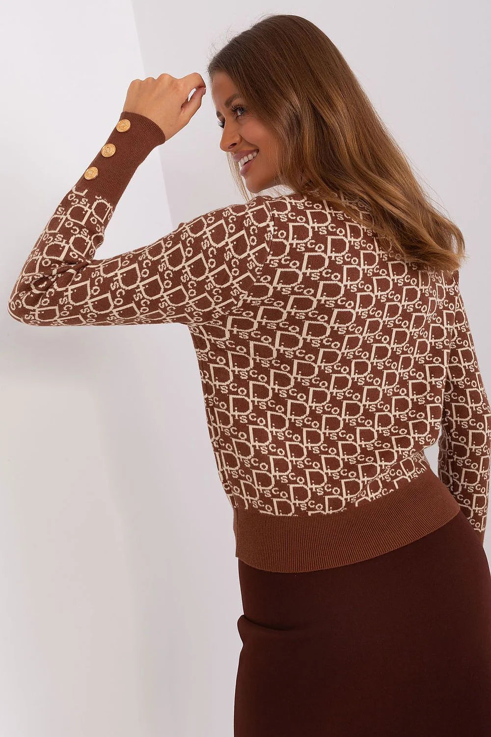 Pull AT pour femme style casual-chic maille tricotée monogramme beige brun manches longues boutons dorés