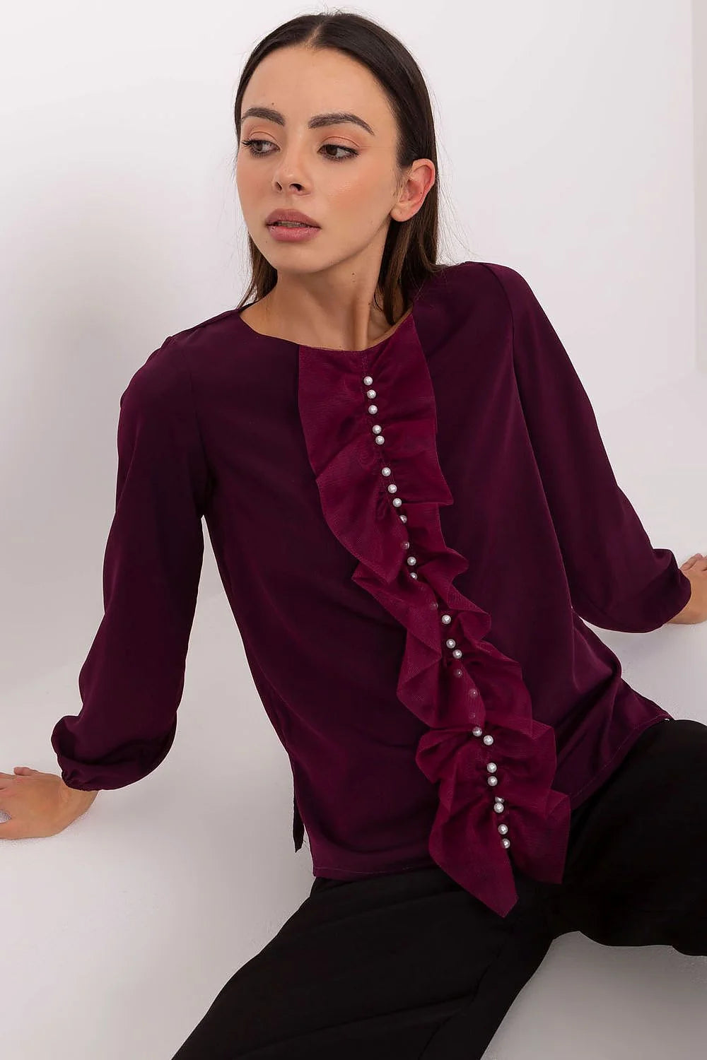 chemisier femme manches longues satinée bordeaux violine fluide coupe droite légèrement ample volants asymétriques plissés rangée perles nacrées poignets froncés