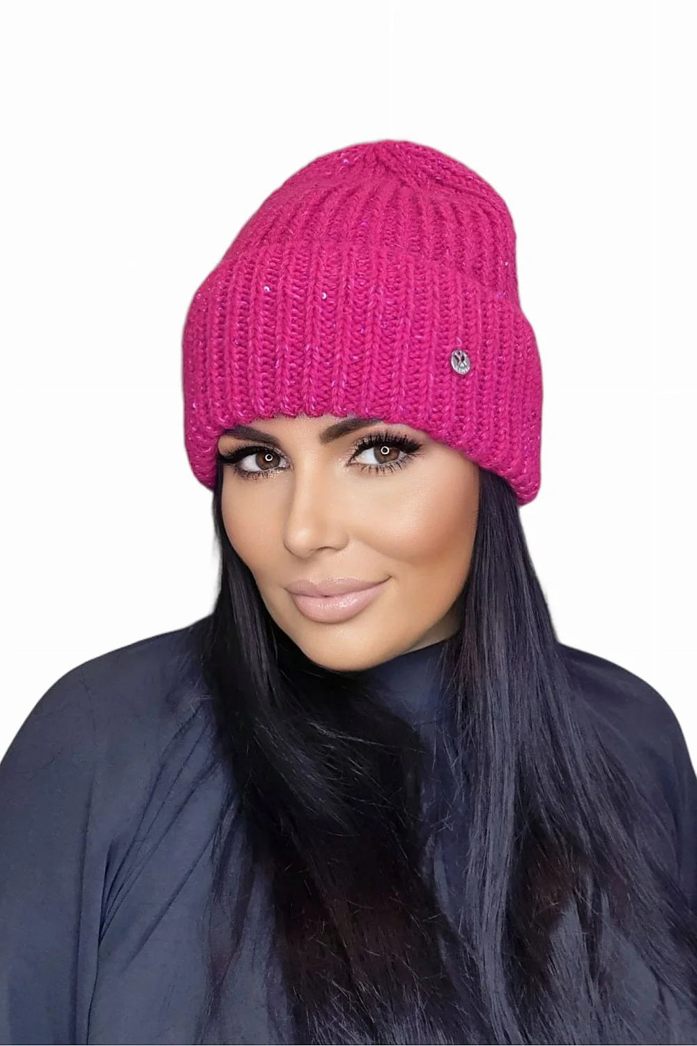 Bonnet tricoté pour femme en rose vif style moderne décontracté coupe ajustée côtelée finitions métalliques