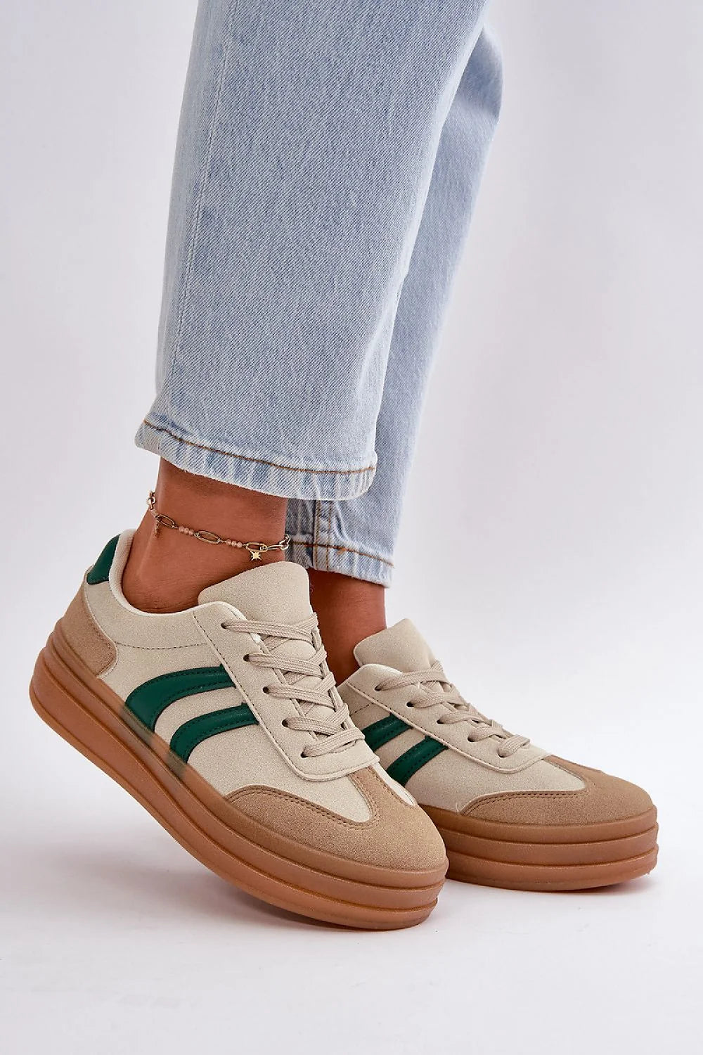 Chaussures de sport modernes pour femme en suédine beige et cuir synthétique vert, design urbain et confortable, idéales pour les tenues quotidiennes