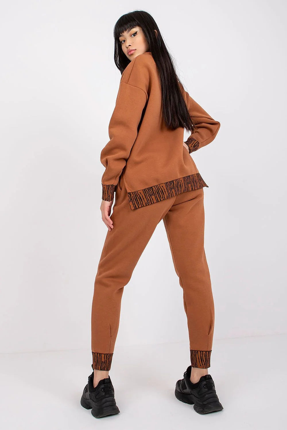 Ensemble Fancy femme, décontracté contemporain, coton 65% elastane 35%, beige, rayures noires marron, sweatshirt manches longues, pantalon taille large, poches, coutures contrastantes