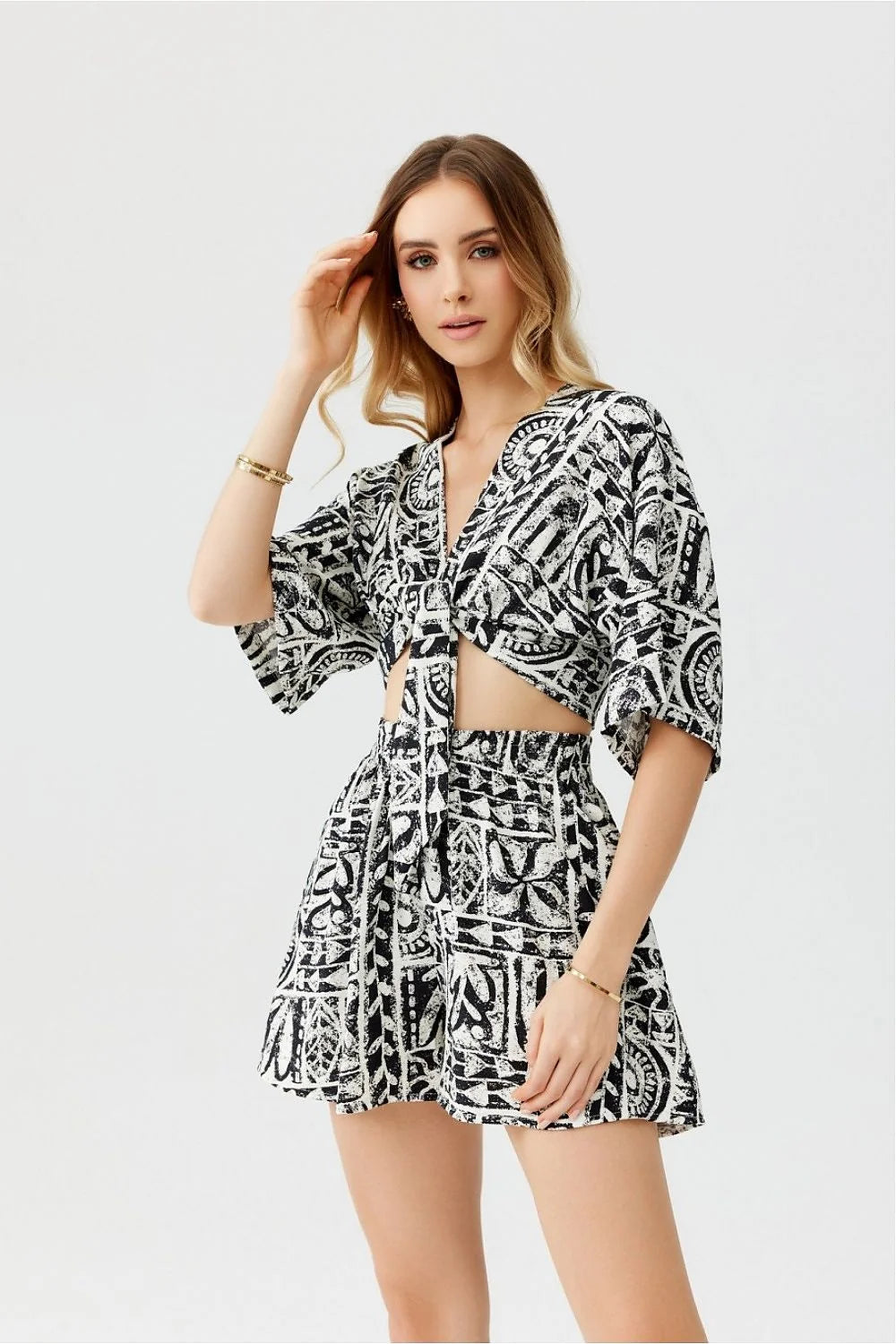 Ensemble coordonné haut et short Roco Fashion style tribale géométrique nœud buste manches 3/4 noir blanc femme été