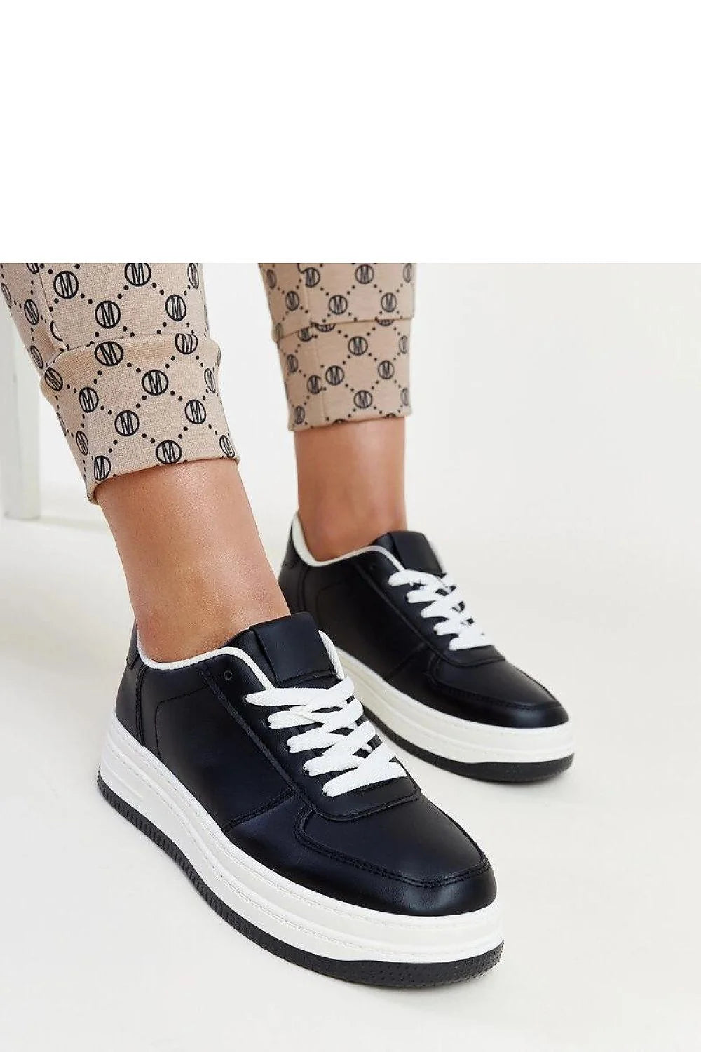 Baskets pour femmes style casual moderne design bicolore noir et blanc cuir semelle épaisse confortable