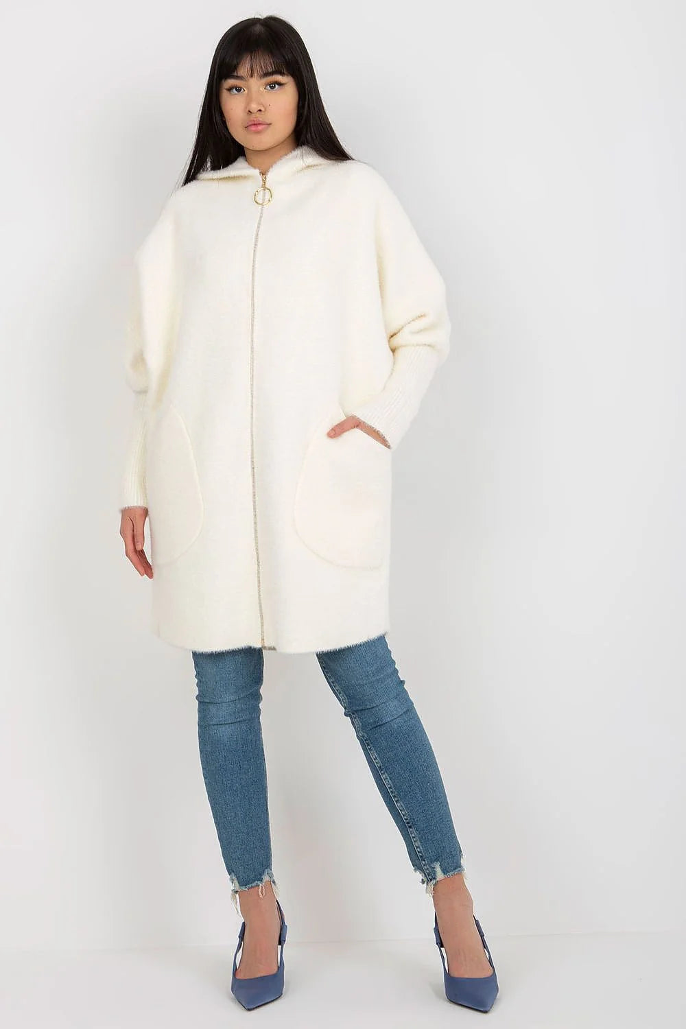 manteau femme longues manches capuche zippé oversize maille bouclette écrue coupe droite mi cuisse poches plaquées arrondies fermeture éclair dorée