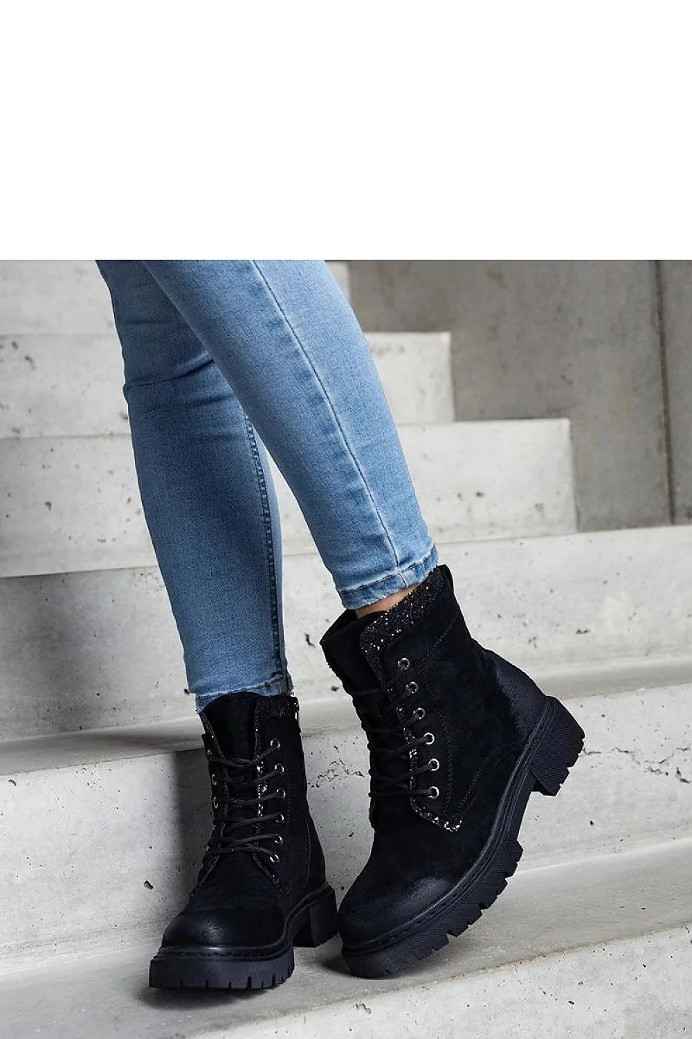 Bottes Solea pour femmes en cuir et suède noires design industriel robuste et tendance