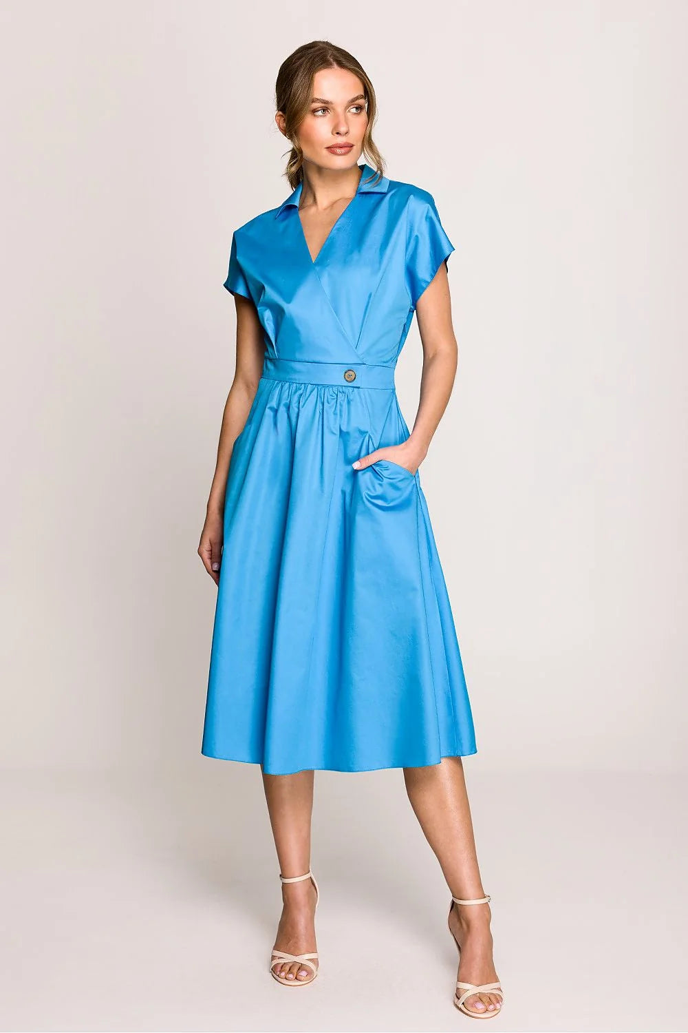 Robe élégante pour femme en satin bleu vif, style classique et contemporain, manches courtes, décolleté en V, ceinture intégrée, poches latérales, occasions semi-formelles