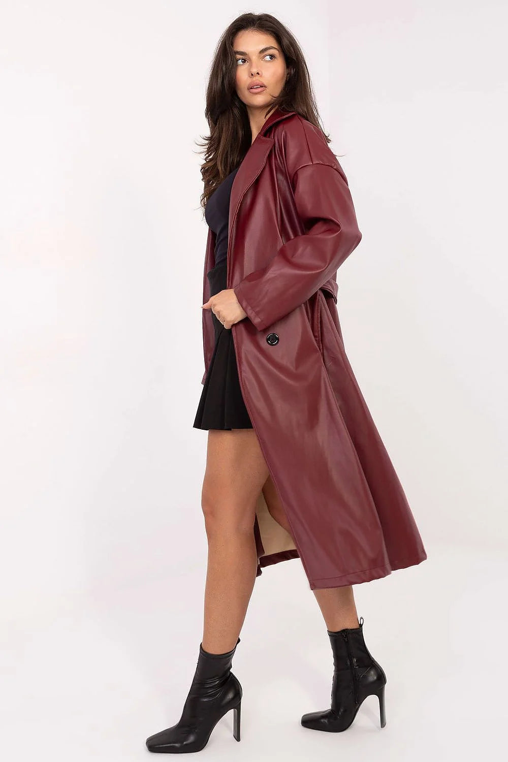 manteau simili cuir bordeaux profond oversize midi col tailleur manches longues double boutonnage ceinture nouée taille cintrée fluide urbain sophistiqué