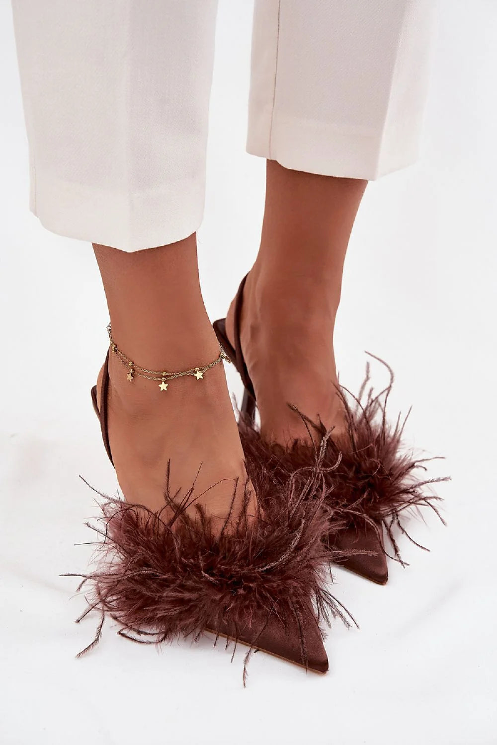escarpins slingback bout pointu satin marron chocolat plumes marabou bride arrière ouverte talon aiguille fin soirée retro glam