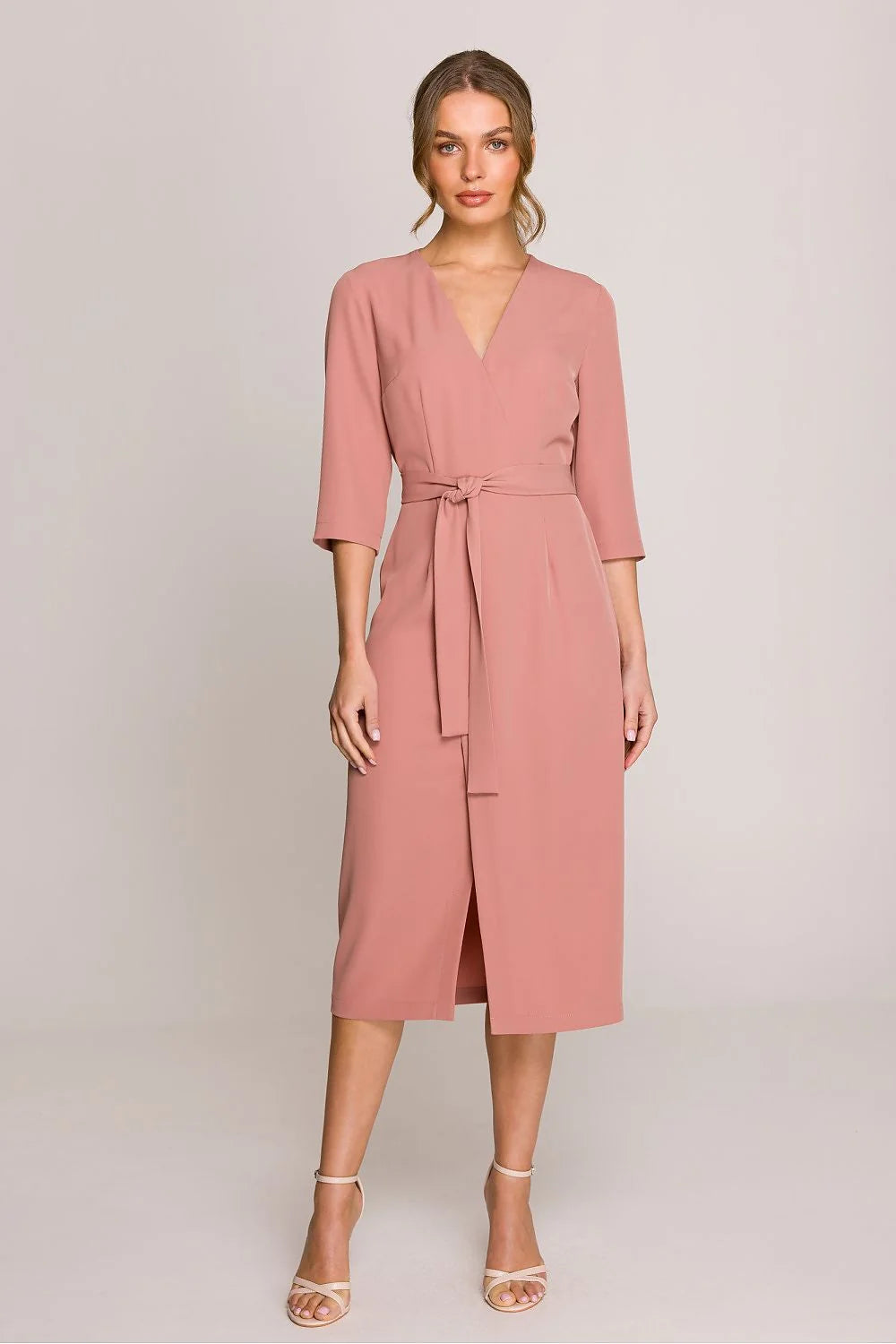 Robe de jour élégante féminine coupe ajustée décolleté en V manches 3/4 motif portefeuille ceinture à nouer polyester rose poudré taille ajustable femme