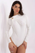 body femme manches longues ajusté stretch blanc satiné col bateau asymétrique drapé anneau doré épaule plis décoratifs métallique agrafes élégant