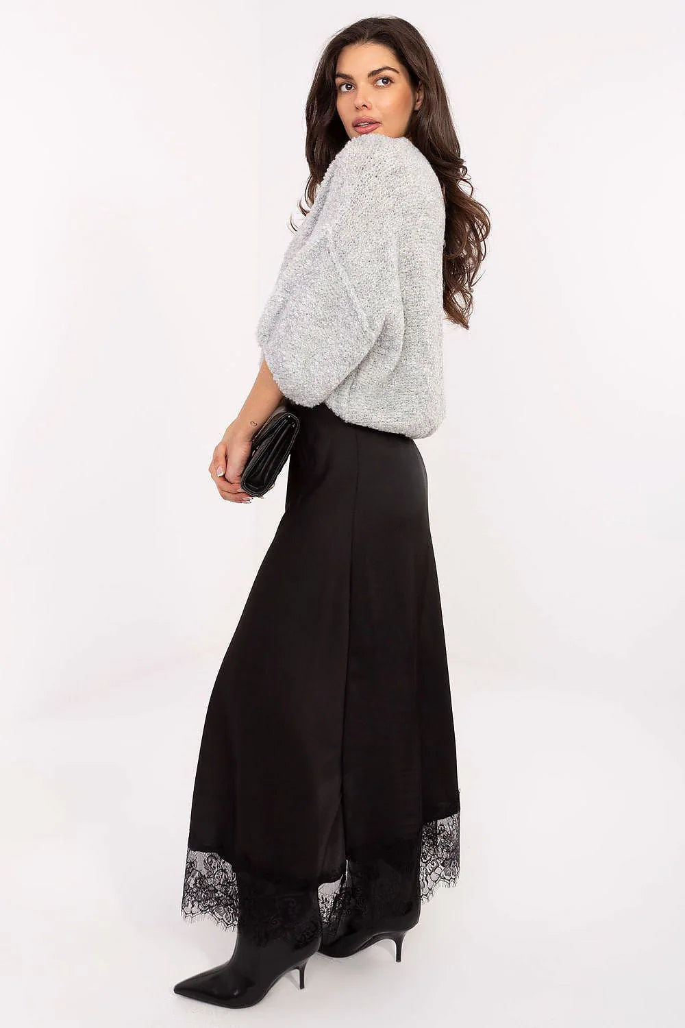 cardigan femme court bouclette gris clair boxy manches trois quarts col rond boutons dorés texture duveteuse chaude superposition chic