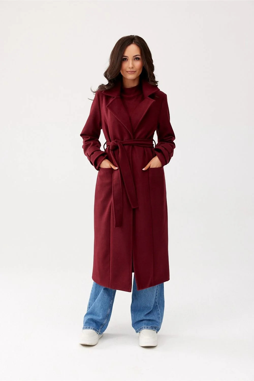Manteau long élégant pour femmes en laine couleur bordeaux coupe droite ceinture intégrée col châle poches latérales automne hiver