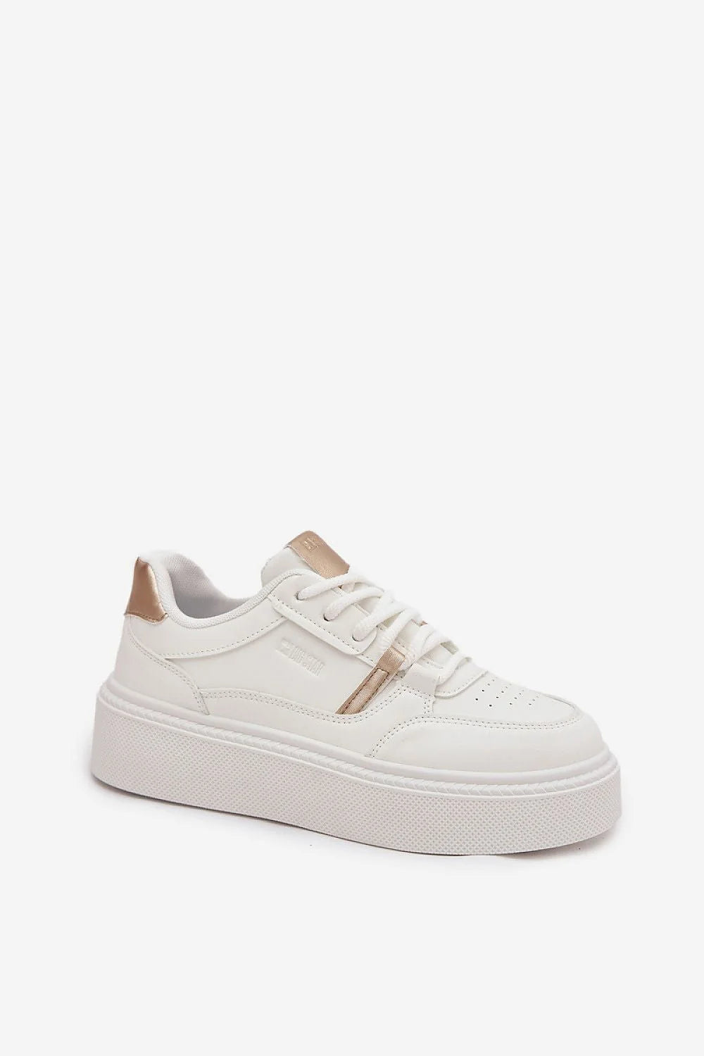 sneakers femme plateforme épaisse blanches cuir synthétique lisse bout perforé laçage classique détails métallisés rosés logo embossé semelle crantée antidérapante