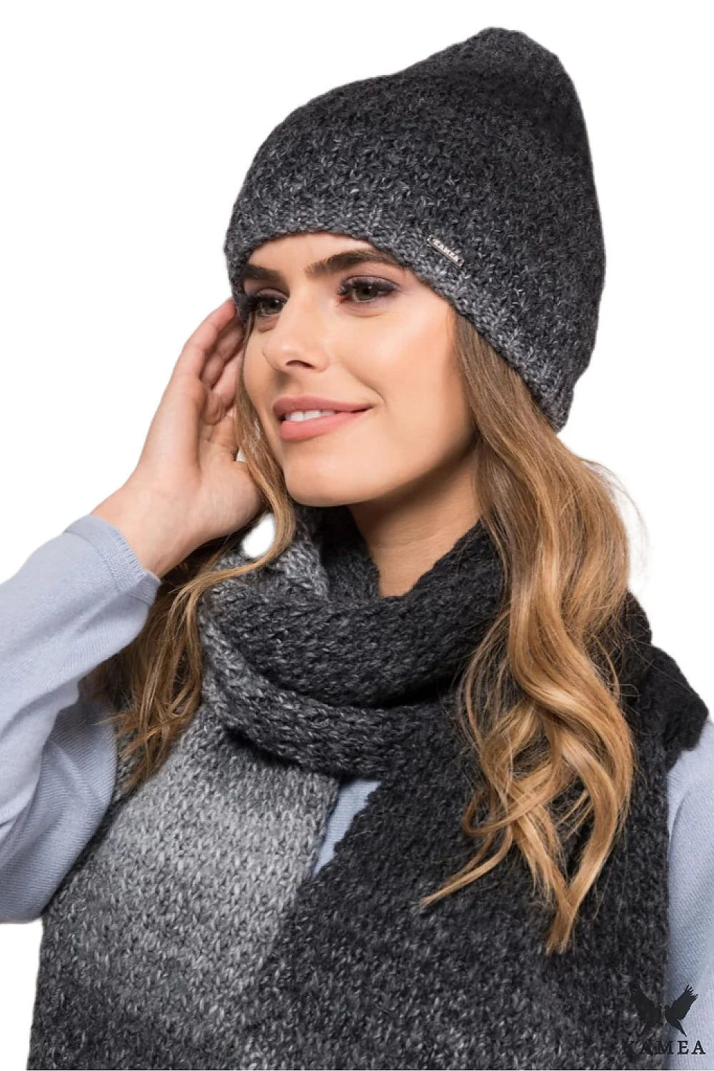 Bonnet d'hiver pour femme en tricot maille large laine alpaga écharpe assortie dégradé gris froid style moderne accessoires hiver