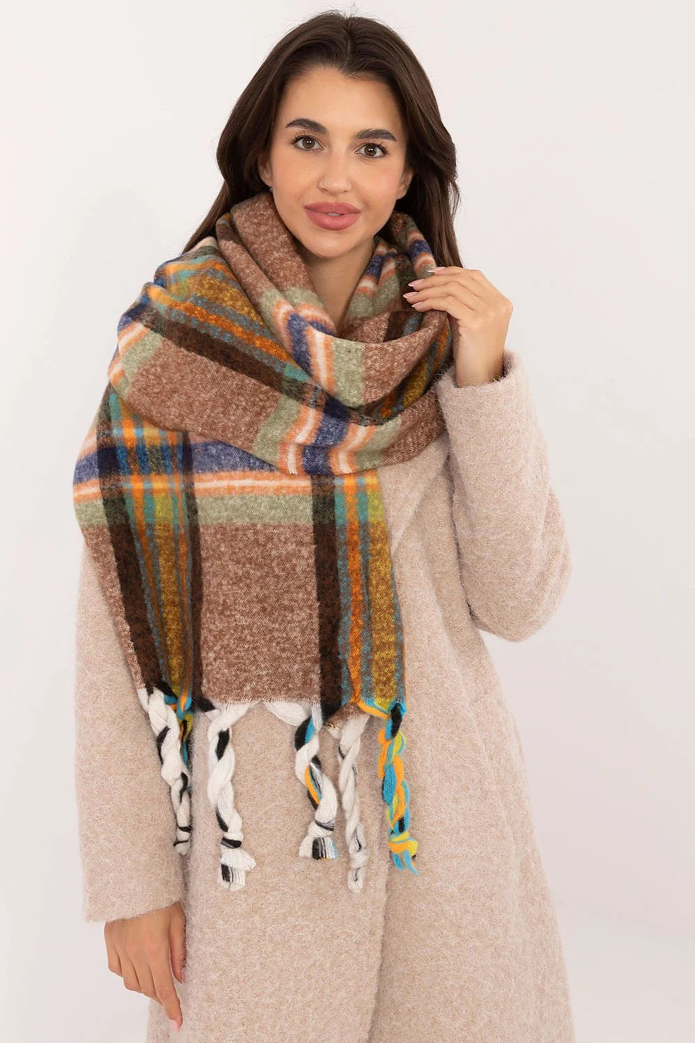 Ensemble vêtements femmes manteau laine écharpe tartan automne hiver beige carreaux multicolore style moderne fonctionnalité