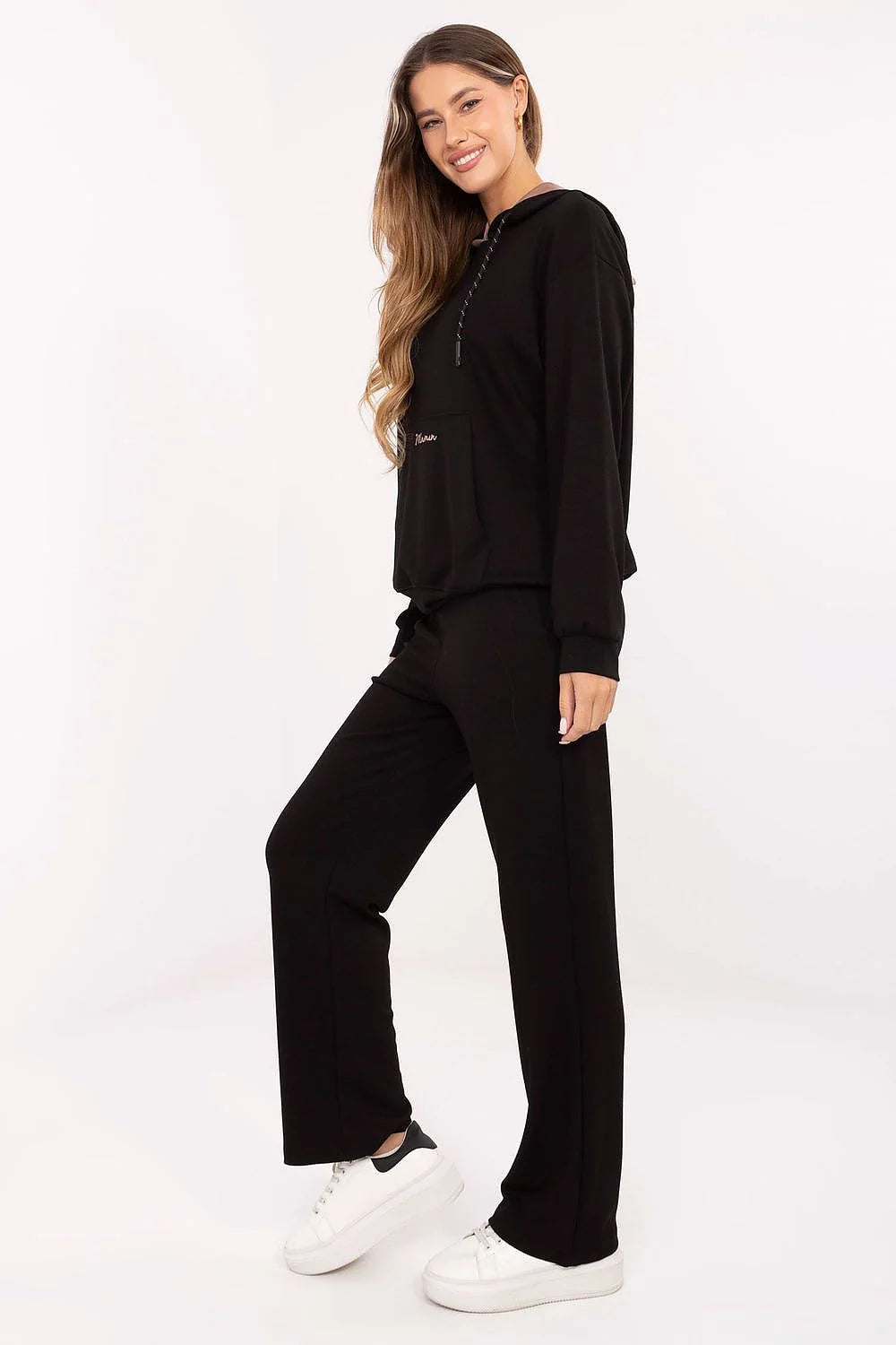ensemble survêtement femme sweat capuche noir doublure beige cordons contrastés poche kangourou broderie discrète pantalon taille haute jambes droites élastique