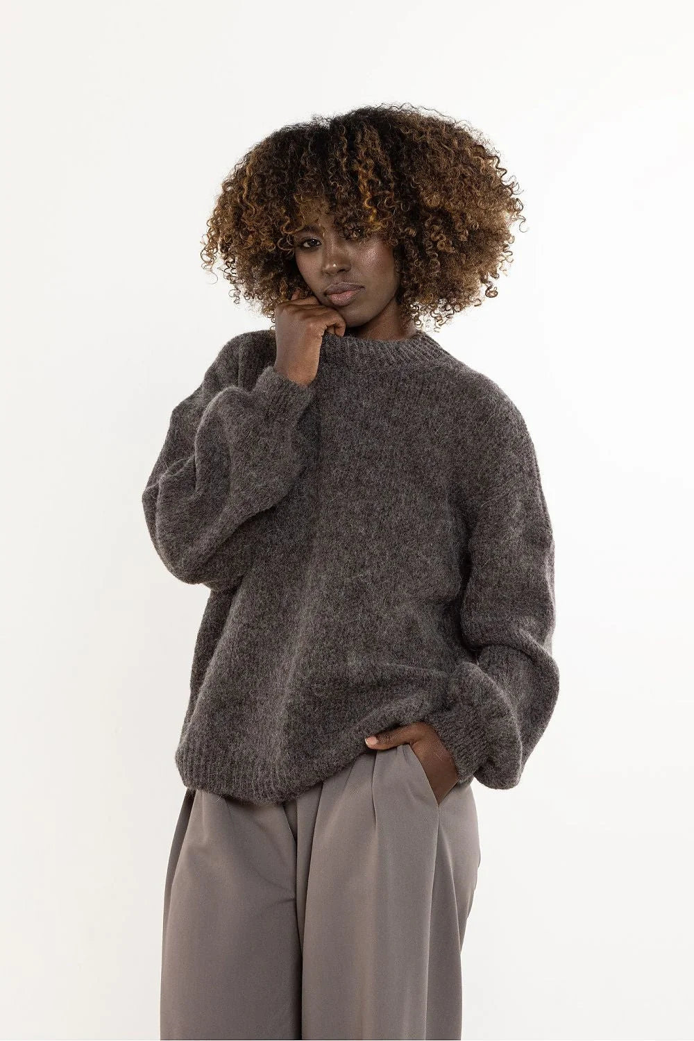 pull femme maille oversize laine cachemire chèvre mohair acrylique polyamide gris anthracite col rond côtelé manches bouffantes texture duveteuse chaude